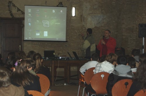 Fabio Riccio e, dietro, la distribuzione LinuxMint