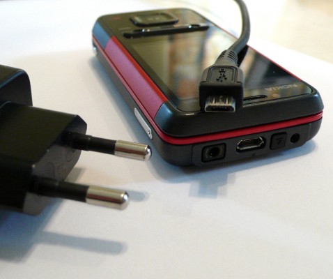 micro_USB_phone_charger